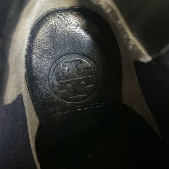 Tory Burch Theodora Navy Heeled Ankle Boots with Gold Dragonfly detail Size 7.5 - Picture 7 of 9